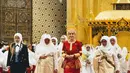 Setelah Baginda mengijinkan Pangeran 'Abdul Mateen meninggalkan Balai Singgahsana Indera Buana, dilanjutkan dengan sang mempelai wanita.