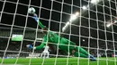 Pemain Tottenham Hotspur, Micky van de Ven gagal mencetak gol setelah tendangan penaltinya digagalkan kiper PSG, Lucas Chevalier dalam laga final UEFA Super Cup 2025di Bluenergy Stadium, Udinese, Italia, Rabu (13/08/2025) waktu setempat. (AFP/Marco Bertorello)
