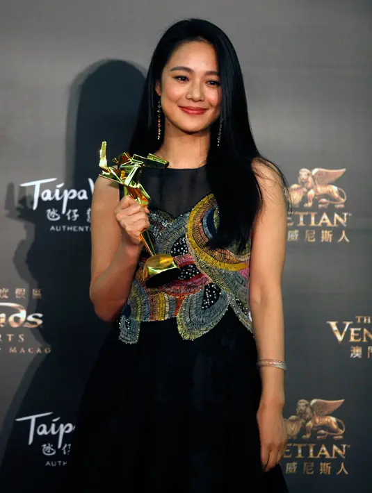 Zhou Yun berpose dengan trofi setelah memenangkan aktris pendukung terbaik dalam film Assassin di Asian Film Awards di Macau , China (17/3). Para Aktris cantik menghadiri acara diadakan setiap tahun sejak tahun 2007. (AFP/ISAAC LAWRENCE)
