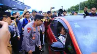 Kapolri Jenderal Listyo Sigit Prabowo menyapa pemudik di Tol Kalikangkung, Jawa Tengah. (Tim News).
