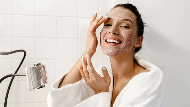 Iritasi Scrub Wajah Nggak Boleh Diabaikan, Simak Fakta Penting dan Solusi Perawatan yang Bisa Dicoba