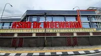 Rumah Sakit Umum Daerah 9RSUD) dr Moewardi Solo menjadi salah satu rumah sakit rujukan untuk penanganan virus corona di Jawa Tengah.(Liputan6.com/Fajar Abrori)