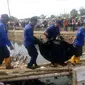 Seorang bocah berumur 11 tahun terseret banjir besar di Kawasan Karamg Tengah, Kota Tangerang pada Jumat (1/2/2019) malam. Jasadnya baru ditemukan pada Sabtu (2/2/2019) sore hari, di Kali Item, Jakarta Barat.