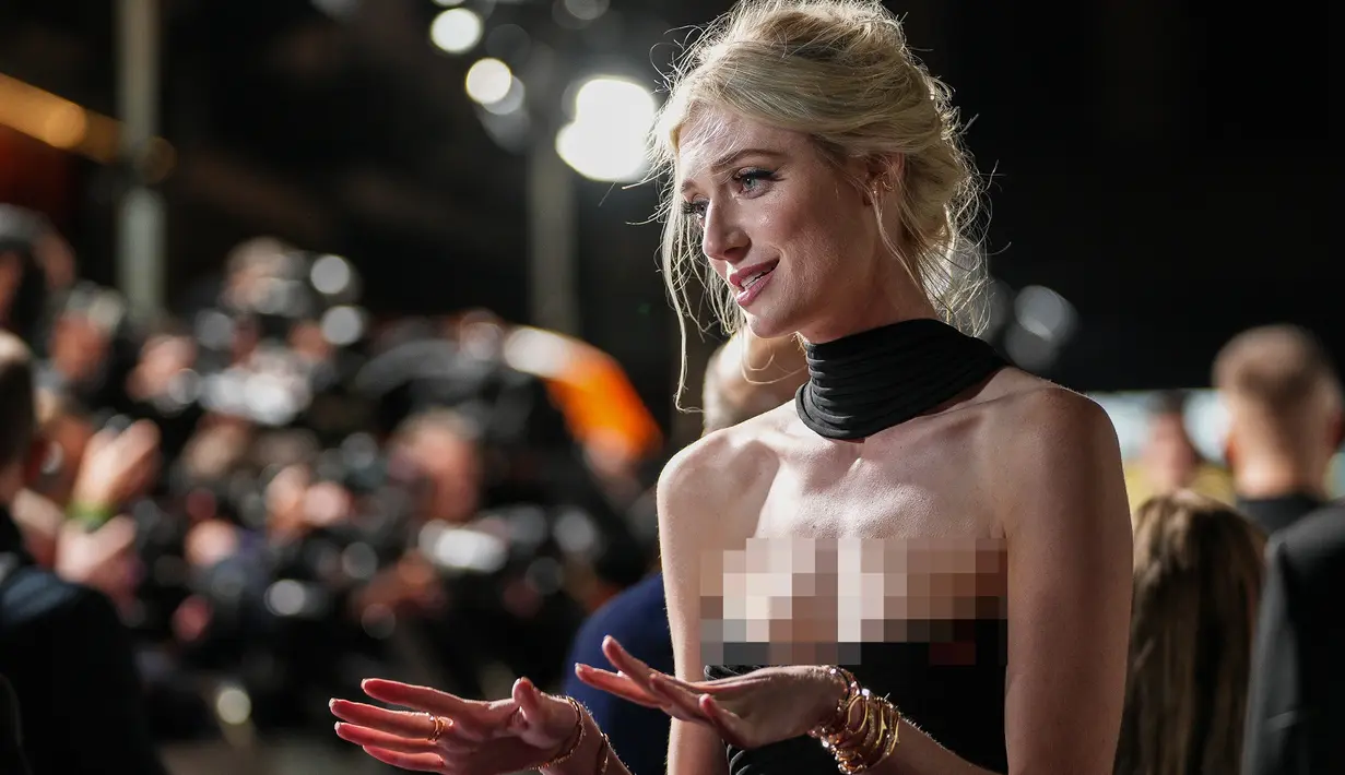 Elizabeth Debicki diwawancarai setibanya untuk pemutaran perdana serial 'The Crown' season 5 di London, Inggris, 8 November 2022. The Crown musim ini terasa lebih sentimental, lantaran jadi musim pertama setelah Ratu Elizabeth II meninggal dunia. (Photo by Scott Garfitt/Invision/AP)