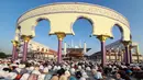 Umat muslim melaksanakan salat Idul Adha di Semarang, Jawa Tengah, Minggu (10/7/2022). (DAFFA RAMYA KANZUDDIN/AFP)