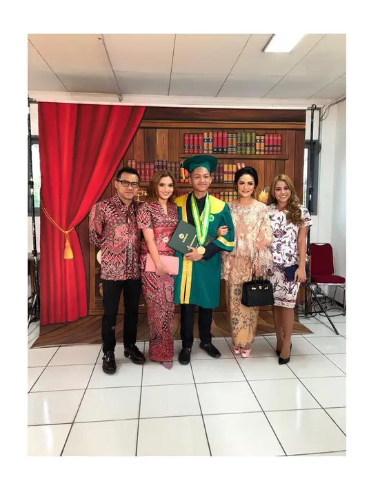 Azirel Hermansyah anak mantan pasangan Anang Hermansyah dan Krisdayanti baru saja wisuda SMA. Azriel mengikuti wisuda di sekolahnya, di Jakarta Sabtu (12/5/2018). (instagram/ashanty_ash)