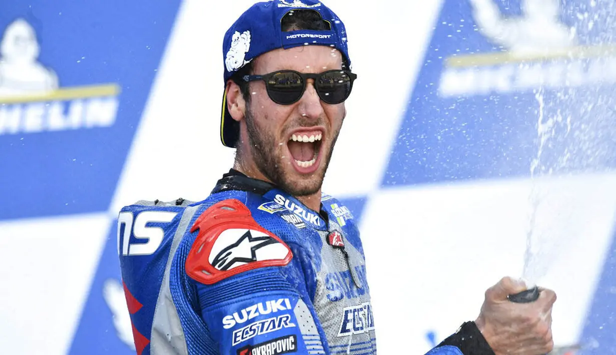 Pembalap Suzuki Ecstar, Alex Rins, melakukan selebrasi usai menjuarai balapan MotoGP Aragon, Spanyol, Minggu (18/10/2020). Alex Rins berhasil finis pertama dengan catatan waktu 41 menit, 54,391 detik. (AP Photo/Jose Breton)