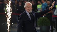 Presiden Napoli, Aurelio De Laurentiis, melambaikan tangan di depan upacara penyerahan trofi untuk Juara Italia setelah pertandingan Serie A Italia antara Napoli dan Cagliari di stadion Diego Armando Maradona di Naples, Sabtu dini hari WIB (24-5-2025). (Carlo Hermann/AFP)