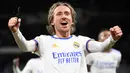 Luka Modric. Gelandang asal Kroasia berusia 36 tahun ini didatangkan Real Madrid dari Tottenham Hotspur pada awal musim 2012/2013 dengan nilai transfer sebesar 35 juta euro. Kini, hingga musim ke-10 bersama Los Blancos ia telah tampil dalam 433 laga di semua ajang dengan torehan 31 gol dan 73 assist. Berbagai gelar bergengsi telah diraihnya, di antaranya 3 kali juara La Liga dan 4 kali juara Liga Champions. (AFP/Pierre-Phiippe Marcou)