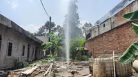 Semburan air diduga bercampur gas terjadi di Kampung Leuwikotok, Desa Pasirlaja, Kecamatan Sukaraja, Kabupaten Bogor. (Liputan6.com/Achmad Sudarno)