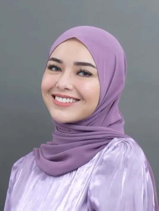 Dalam video tersebut, Amanda Manopo memerlihatkan step by step menggunakan beberapa makeup mulai dari cushion, riasan mata, hingga terakhir mengenakan hijab. [@amandamanop]