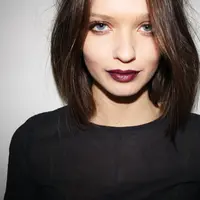 Seringkali kamu takut mengaplikasikan lipstik gelap karena takut terlihat seram kayak zombie.