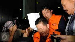 Kepala Bappeda Kab Musi Banyuasin, Faisyar (belakang) tertunduk usai menjalani pemeriksaan terkait kasus suap pembahasan RAPBD Kab Muba, Sumsel di gedung KPK Jakarta, Sabtu (20/6/2015). (Liputan6.com/Helmi Fithriansyah) 