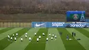 Para pemain Paris Saint-Germain saat menghadiri sesi latihan di Campus Paris Saint-Germain di Poissy, pinggiran barat Paris pada Selasa 27 Januari 2026. Pertarungan sengit memperebutkan tiket otomatis ke babak 16 besar Liga Champions 2025-2026 akan tersaji di stadion Parc des Princes, Paris, Prancis, Kamis (29/1/2026) dini hari WIB. (Franck FIFE/AFP)