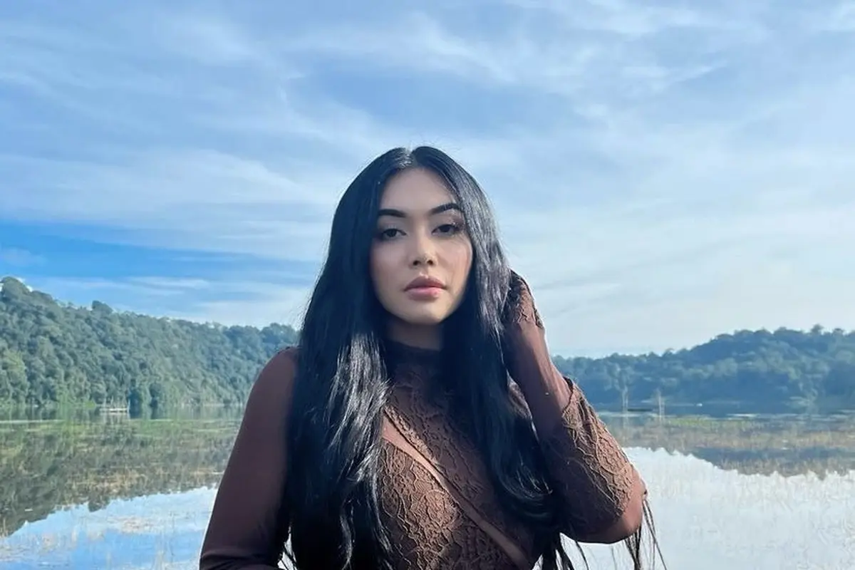 Tampilan Outfit Kompak Denada dan Sang Anak