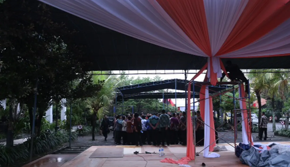 Persiapan dan suasana gedung pernikahan Gibran Rakabuming dan Selvi Ananda (Galih W. Satria/bintang.com)