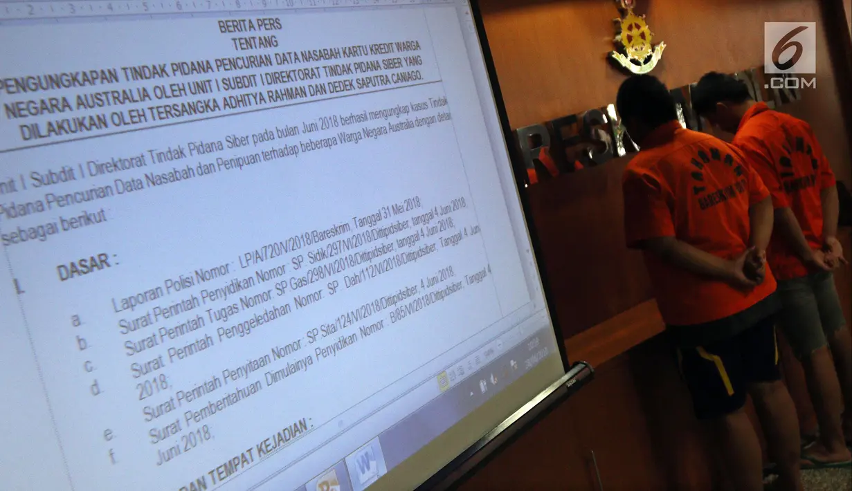 Dua tersangka pencurian data nasabah kartu kredit warga negara Australia ditunjukkan dalam rilis di Direktorat Tindak Pidana Siber Bareskrim Polri, Jakarta, Selasa (28/8). Polisi mengamankan dua tersangka terkait kasus tersebut. (Liputan6.com/JohanTallo)