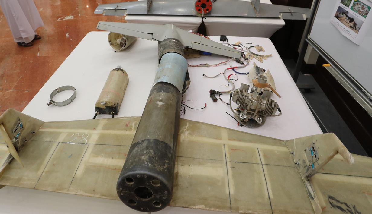 Puing pesawat tanpa awak (drone) Ababil buatan Iran milik pemberontak Houthi saat gelar rilis di Abu Dhabi, (19/6). Drone itu membawa perangkat peledak ketika terbang di atas wilayah al-Nukhaila di distrik al-Duraihimi. (AFP PHOTO / Karim Sahib)