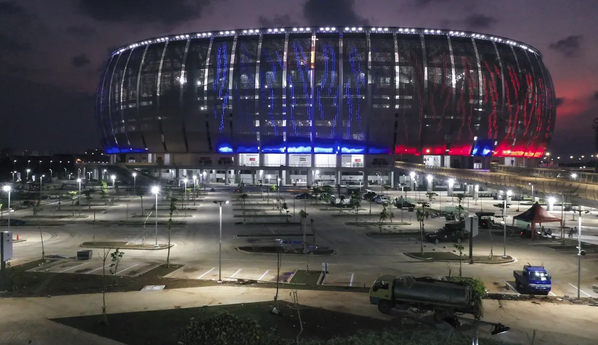 Foto udara yang diambil pada 17 April 2022 ini menunjukkan Jakarta International Stadium (JIS) yang baru didirikan untuk pertandingan sepak bola dan konser musik, di Jakarta. Stadion termegah di Indonesia tersebut mampu menampung 82.000 penonton. (ADEK BERRY/AFP)