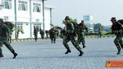 Personel Denmako Pasmar-1 Tangkal Serangan Musuh