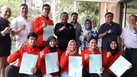 Enam atlet taekwondo asal Jawa Barat yang bertarung diajang Asian Games 2018, mendapat penghargaan berupa bonus dari Pengprov TI Jabar. (Bola.com/Erwin Snaz)