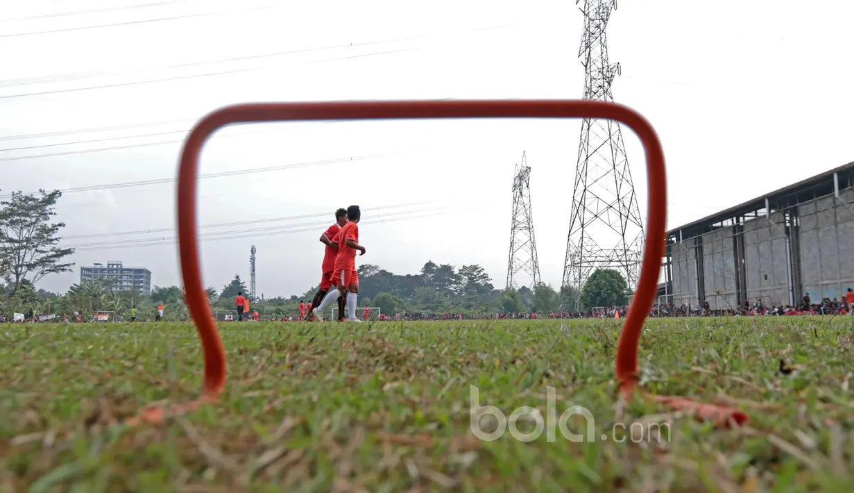 Dua pemain Persija Jakarta melakukan latihan ringan saat sesi latihan di Lapangan POR Sawangan, Sabtu (21/1/2017). (Bola.com/Nicklas Hanoatubun)