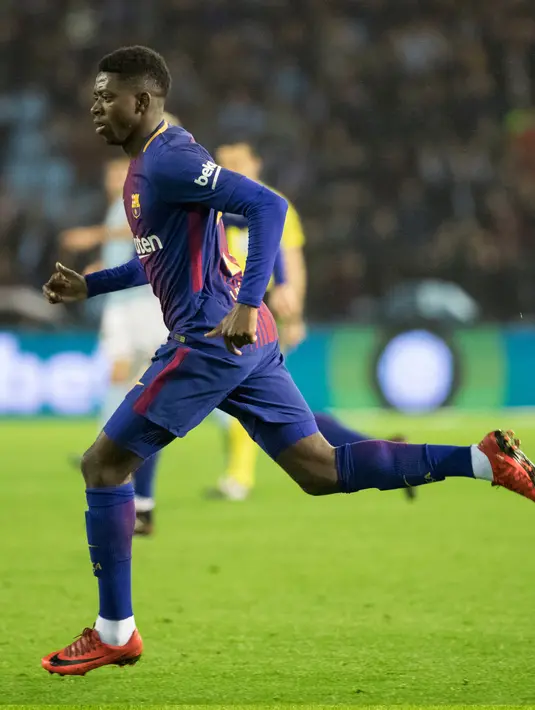 Pemain Barcelona, Ousmane Dembele menghadapi Celta Vigo pada pertandingan leg pertama babak 16 besar Copa del Rey di Stadion Balaidos, Kamis (4/1). Lebih dulu mencetak gol, kemenangan Barca pupus usai Celta Vigo menyamakan skor 1-1. (AP/Lalo R. Villar)