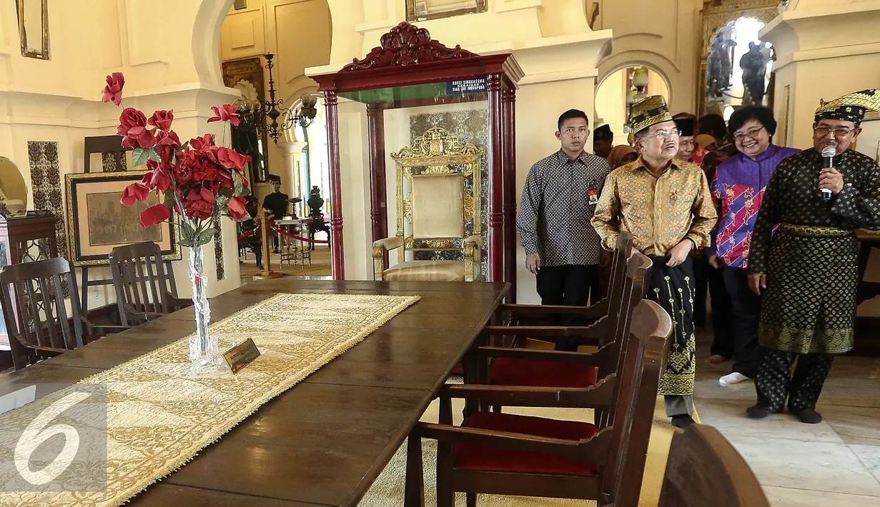 Wapres Jusuf Kalla didampingi Menteri LHK Siti Nurbaya meninjau Istana Siak Sri Indrapura, Kabupaten Siak, Riau, Jumat (22/7). Puncak Hari Lingkungan Hidup Sedunia Tingkat Nasional 2016 ini mengangkat tema "Go Wild for Life". (Liputan6.com/Faizal Fanani)