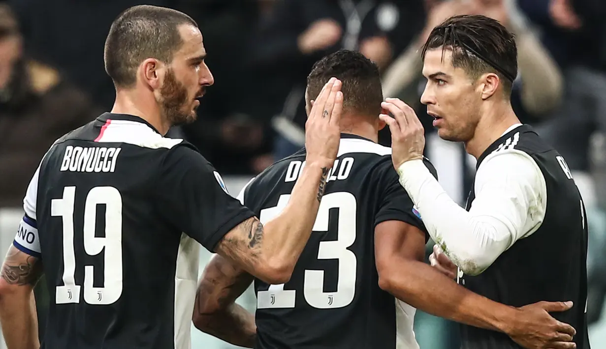 Para pemain Juventus merayakan gol yang dicetak Cristiano Ronaldo ke gawang Udinese pada laga Serie A di Stadion Allianz, Turin, Minggu (15/12). Juventus menang 3-1 atas Udinese. (AFP/Isabella Bonotto)