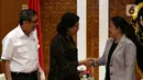 Ketua DPR Puan Maharani (kanan) bersalaman dengan Menteri Keuangan Sri Mulyani (tengah) saat membahas omnibus law di Kompleks Parlemen, Senayan, Jakarta, Kamis (30/1/2020). Pertemuan untuk menyamakan persepsi soal omnibus law yang nantinya akan diserahkan pemerintah ke DPR. (Liputan6.com/JohanTallo)