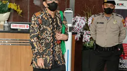 Kepala Kantor Pajak Madya Jakarta Timur, Wahono Saputro, berjalan keluar Gedung Merah Putih KPK, Jakarta Selatan, Selasa (14/3/2023).  Sejumlah pertanyaan dilontarkan oleh para awak media, termasuk soal kepemilikan saham di perusahaan Rafael Alun Trisambodo. (Liputan6.com/Faizal Fanani)