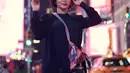 Penampilan Yuni Shara dengan busana serba hitam saat berlibur di luar negeri juga tak lepas dari sorotan publik. Ia pun menambahkan detail gaya OOTD dengan menggunakan sling bag bermotif cerah. (Liputan6.com/IG/@yunishara36)