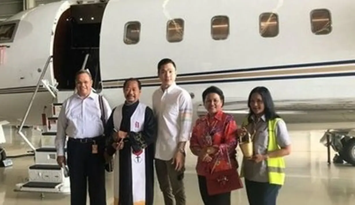 Tidak hanya mobil, Harvey juga mempunyai aneka kendaraan mewah lainnya. Seperti sebuah pesawat jet pribadi seharga 270 miliar rupiah. Pesawat ini dibelinya atas nama Raphael Moeis, sebagai kado ulang tahun pertama anak sulungnya itu. (Liputan6.com/IG/@sandradewi88)
