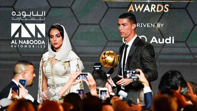 Georgina Rodriguez usai menemani kekasihnya Cristiano Ronaldo meraih trofi Penghargaan Pemain Terbaik Tahun 2018 diatas panggung selama Dubai Globe Soccer Awards ke-10 di Dubai (3/1). (AFP Photo/Fabio Ferrari)