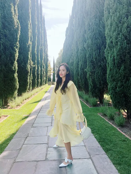 Wanita kelahiran 18 April 1989 ini juga tak membatasi profesi yang akan ia geluti. "Aku tak menganggap diriku sebagai orang yang akan bekerja di profesi tertentu," sambungnya. (Foto: instagram.com/jessica.syj)