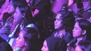 Tak ikut bermain di atas panggung, Dul Jaelani tetap hadir. Ia bersama Tissa Biani duduk di bangku penonton. (Foto: Instagram/@duljaelani)