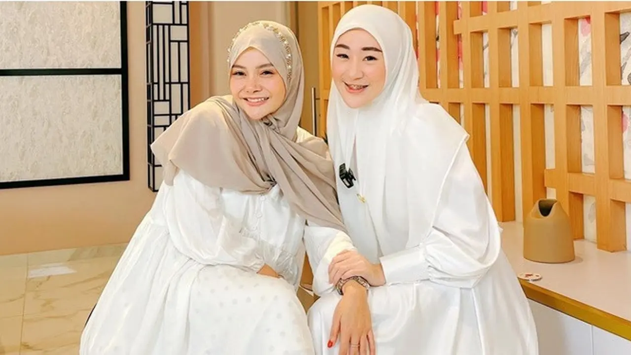 Tampil Berhijab, Ini 6 Potret Mawar AFI Berangkat Umrah Bareng Larissa Chou