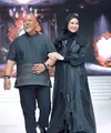 Indro Warkop kompak bersama putrinya mengenakan pakaian serba hitam dari koleksi Zaskia Sungkar. Indro mengenakan baju koko dan putrinya tampil dengan hijab dan busana hitam. [@zaskiasungkar15]