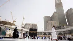 Umat muslim melakukan Tawaf mengelilingi Kakbah selama umrah di Masjidil Haram di Makkah, Arab Saudi, Senin (2/3/2020). Semenjak pemerintah Arab Saudi melarang kegiatan umrah, tempat paling suci umat Islam ini menjadi terlihat lebih sepi dari biasanya. (AP Photo/Amr Nabil)