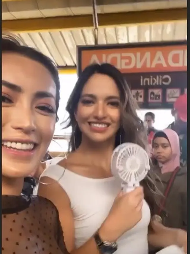 7 Potret Nia Ramadhani dan Jessica Iskandar Naik KRL, Jadi Sorotan
