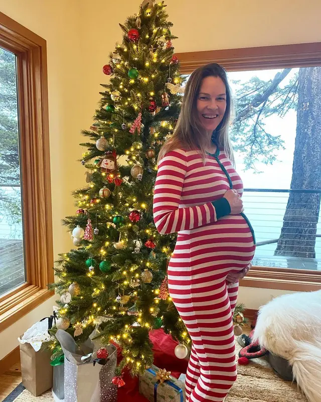 Kehamilan Pertama Hilary Swank di Usia 48