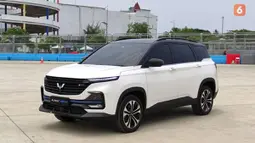Wuling Almaz Hybrid merupakan satu-satunya yang berteknologi hybrid di kelasnya. Mobil ini hanya memiliki satu tipe dan dibanderol seharga Rp472 juta. Sayangnya, sebagai mobil hybrid Almaz hanya bisa mencatatkan konsumsi bahan bakar di bawah 20 km/l. (Source: liputan6.com)