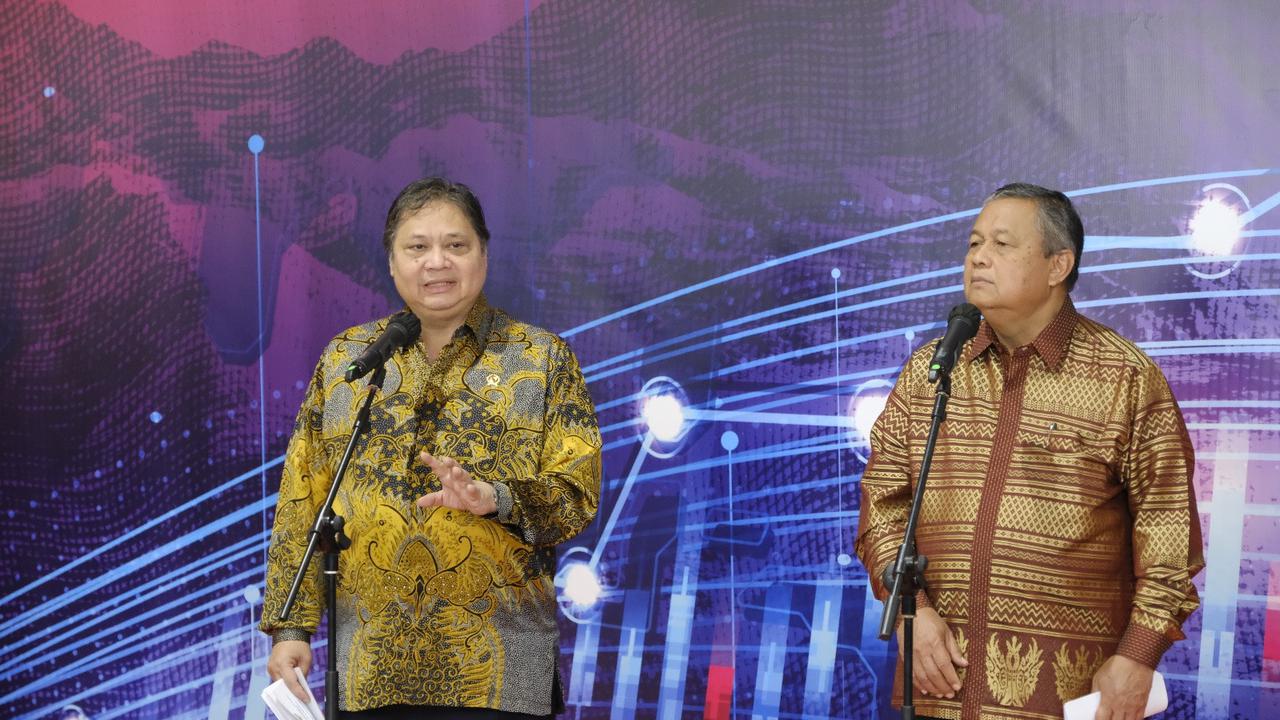 Gubernur Bank Indonesia Perry Warjiyo dan Menteri Koordinator Bidang Perekonomian, Airlangga Hartarto dalam FEKDI 2023 yang mengangkat tema Synergy and Innovation of Digital Economy: Fostering Growth, diadakan di Jakarta (8/5/2023). Dok Kemenko Perekonomi