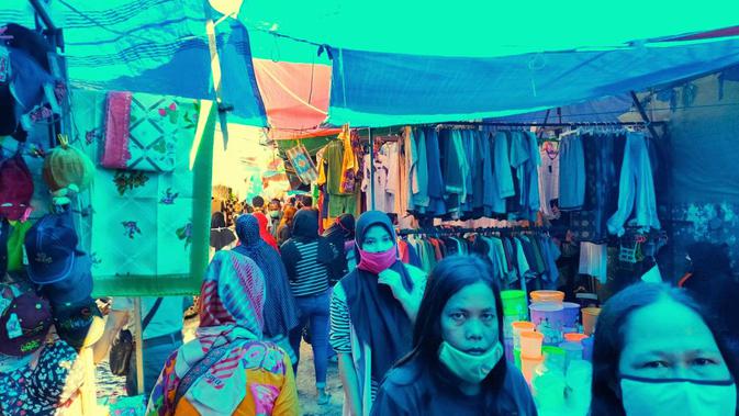 Para warga Palembang memadati Pasar Tradisional 16 Ilir Palembang Sumsel di tengah penerapan Pembatasan Sosial Berskala Besar (PSBB) (Liputan6.com / Nefri Inge)