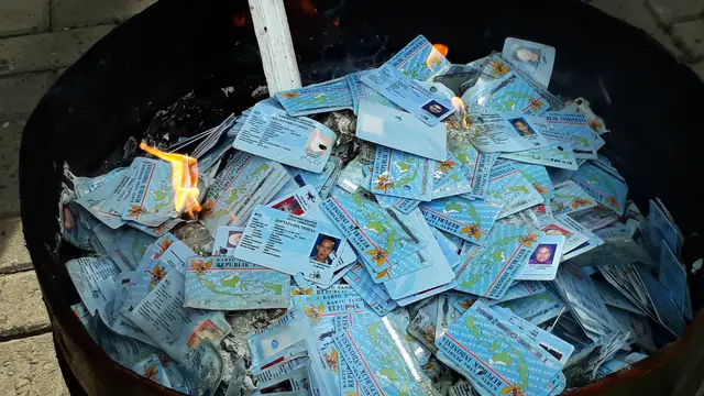 E-KTP rusak dibakar. (Liputan6.com/Pramita Tristiawati)