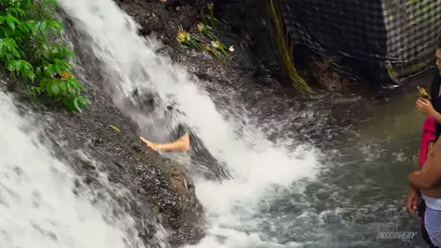 7 Potret Nikita Willy Saat Jalani Ritual Melukat di Air Terjun Sebatu