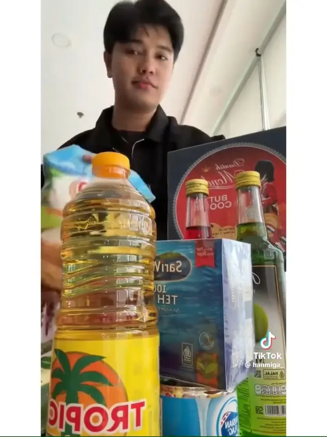 Unboxing Hampers Lebaran Raffi Ahmad dan Nagita Slavina. (tiktok/hanmiga_)