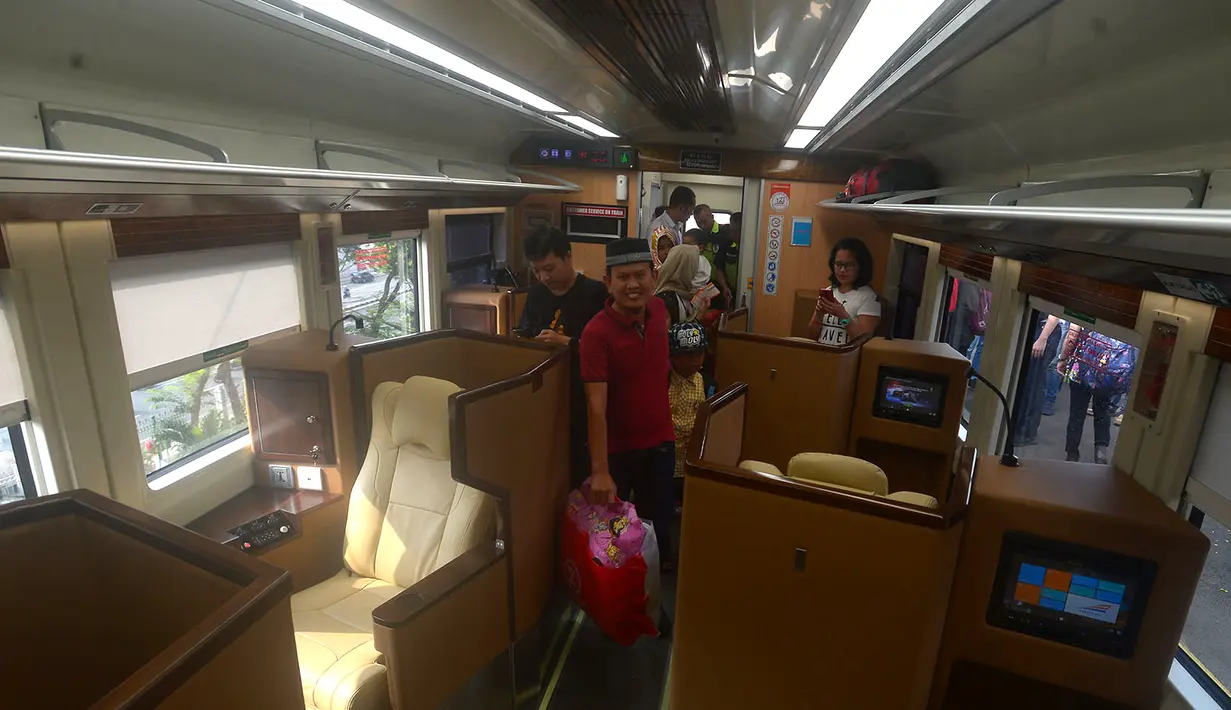 Suasana saat pemudik menaiki  kereta sleeper di Stasiun Gambir, Jakarta, Selasa (12/6). Pengguna jasa layanan kelas luxury jenis sleeper ini juga akan mendapat layanan makan, minum, dan snack secara gratis. (Merdeka.com/Imam Buhori)