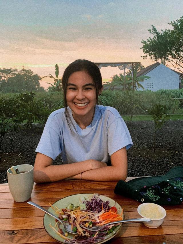 6 Potret Inarah Syarafina Kekasih Umay Shahab, Sempat Jadi Asisten Sutradara