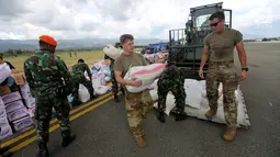 Tentara Amerika Serikat mendistribusikan bantuan logistik yang tiba di Bandara Mutiara Sis Al-Jufri, Palu, Sulawesi Tengah, Minggu (7/10). Tentara AS membantu mendistribusikan dari landasan menuju bandara. (Liputan6.com/Fery Pradolo)